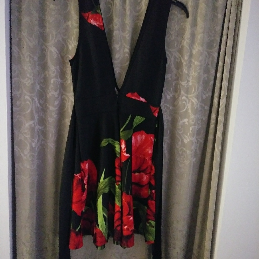 Backless dress - Picture 2 of 4